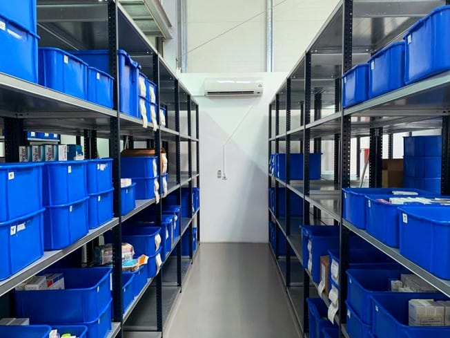 Bacs PSAplast dans local pharmaceutique