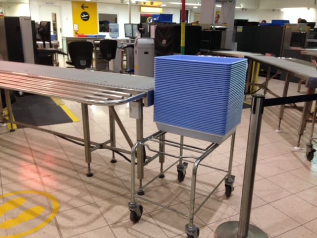 control aeropuerto de Londres con cajas azules